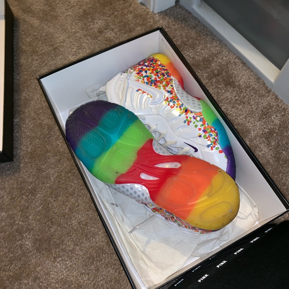 Kids size 5-5.5 Jordan’s & foams